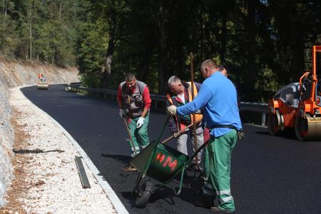 ASFALTIRANJE CESTE CERKNICA BEGUNJE 06 FOTO LJUBO VUKELIČ